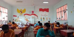 SMPN 53 Batam Melaksanakan Penilaian Tengan Semester Online di Sekolah